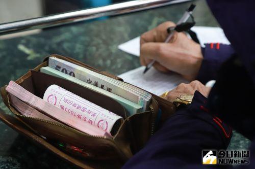 ▲民眾換新鈔時記得先填好單據、點清鈔票，才不會導致排隊速率不佳。圖為台灣銀行。（圖／記者葉政勳拍攝，2021.2.3）