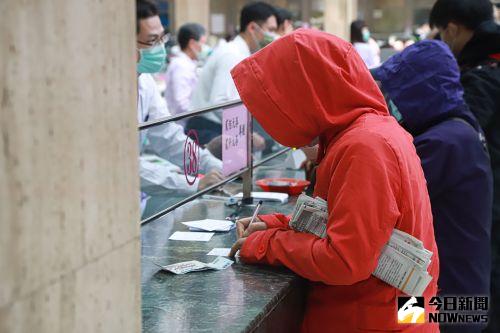 ▲若是臨櫃申請換新鈔的民眾，只要攜帶同樣金額舊鈔，於營業期間到指定兌鈔分行或郵局，向行員表示「要換新鈔」即可。（圖／記者葉政勳攝 , 2021.02.03）