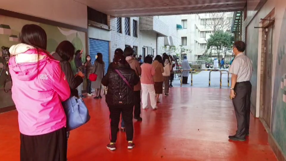 ▲上午9點不到，部立桃園醫院外已有長長人龍等待檢驗。王必勝希望PCR的檢驗結果能在本週六前全部出爐。（圖／記者李春台翻攝）