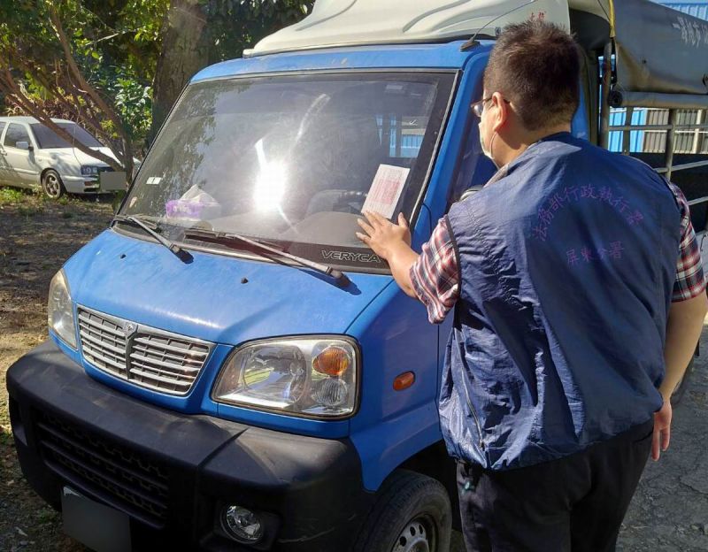 ▲因非洲豬瘟被裁罰義務人所有貨車與機車各乙輛也一併被查封。(圖/法務部行政執行署屏東分署提供,