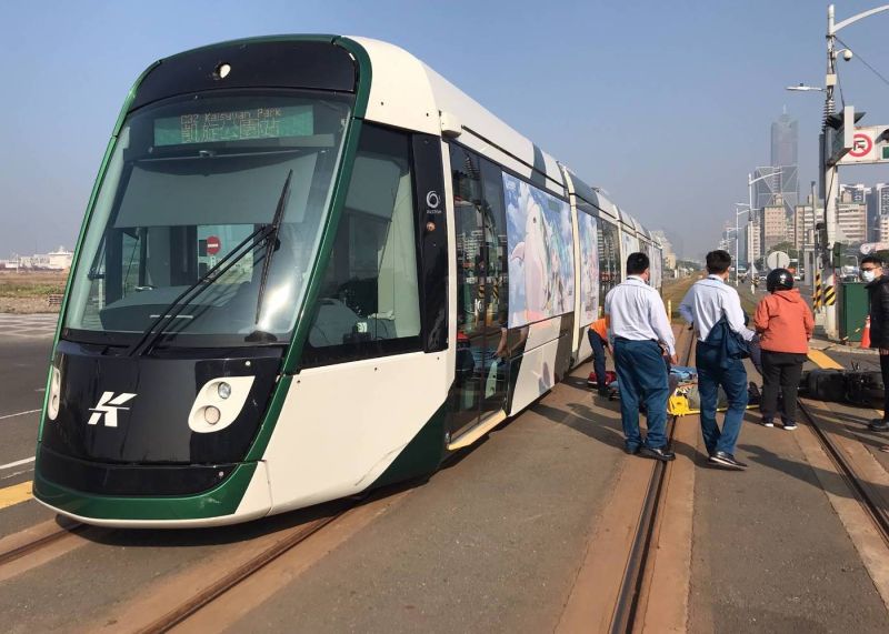 ▲高雄輕軌列車與機車發生擦撞事件。(圖／高雄捷運提供)
