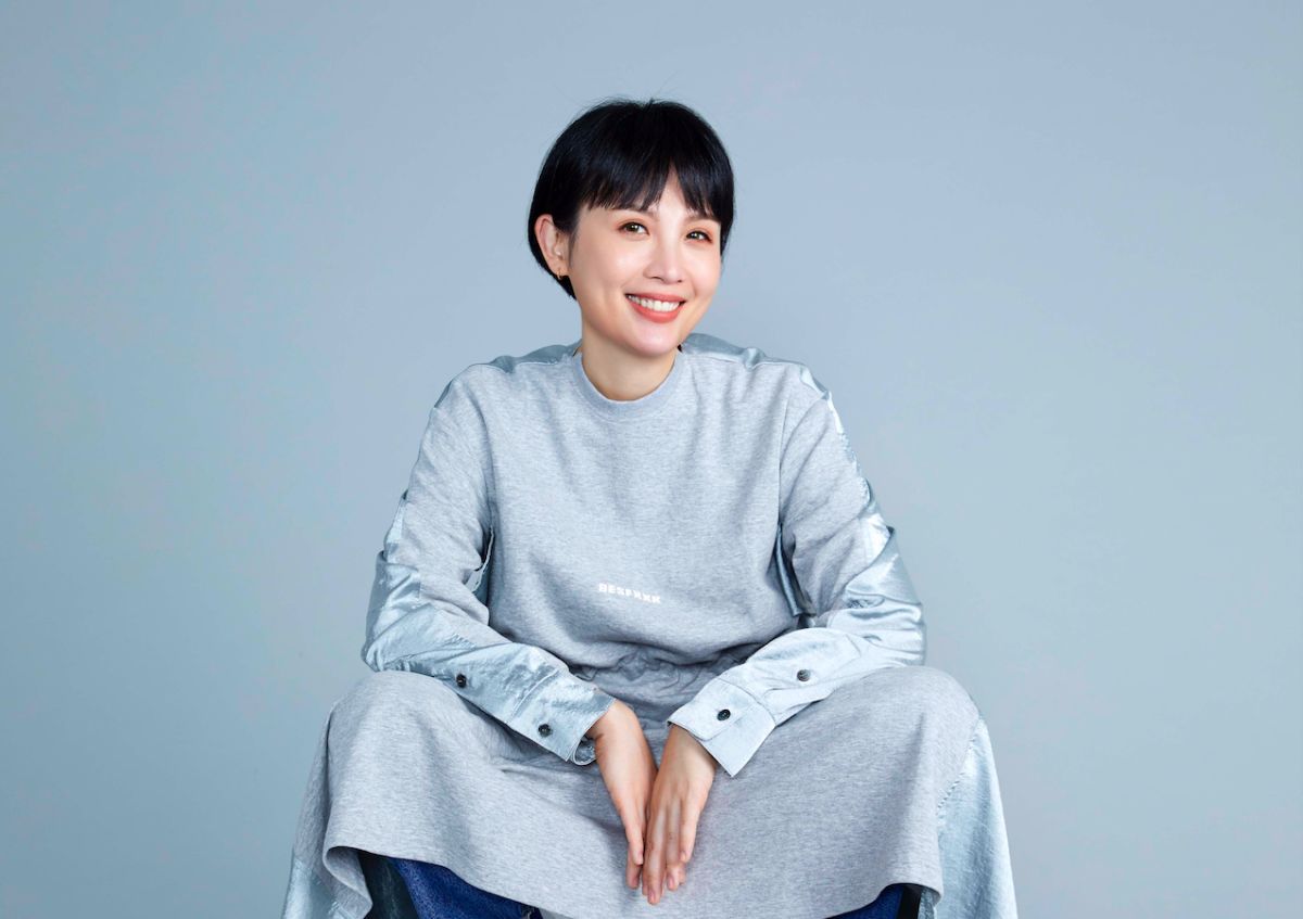 ▲魏如萱發文透露，推測有外送員在自家公寓門口便溺。（圖／好多音樂提供）