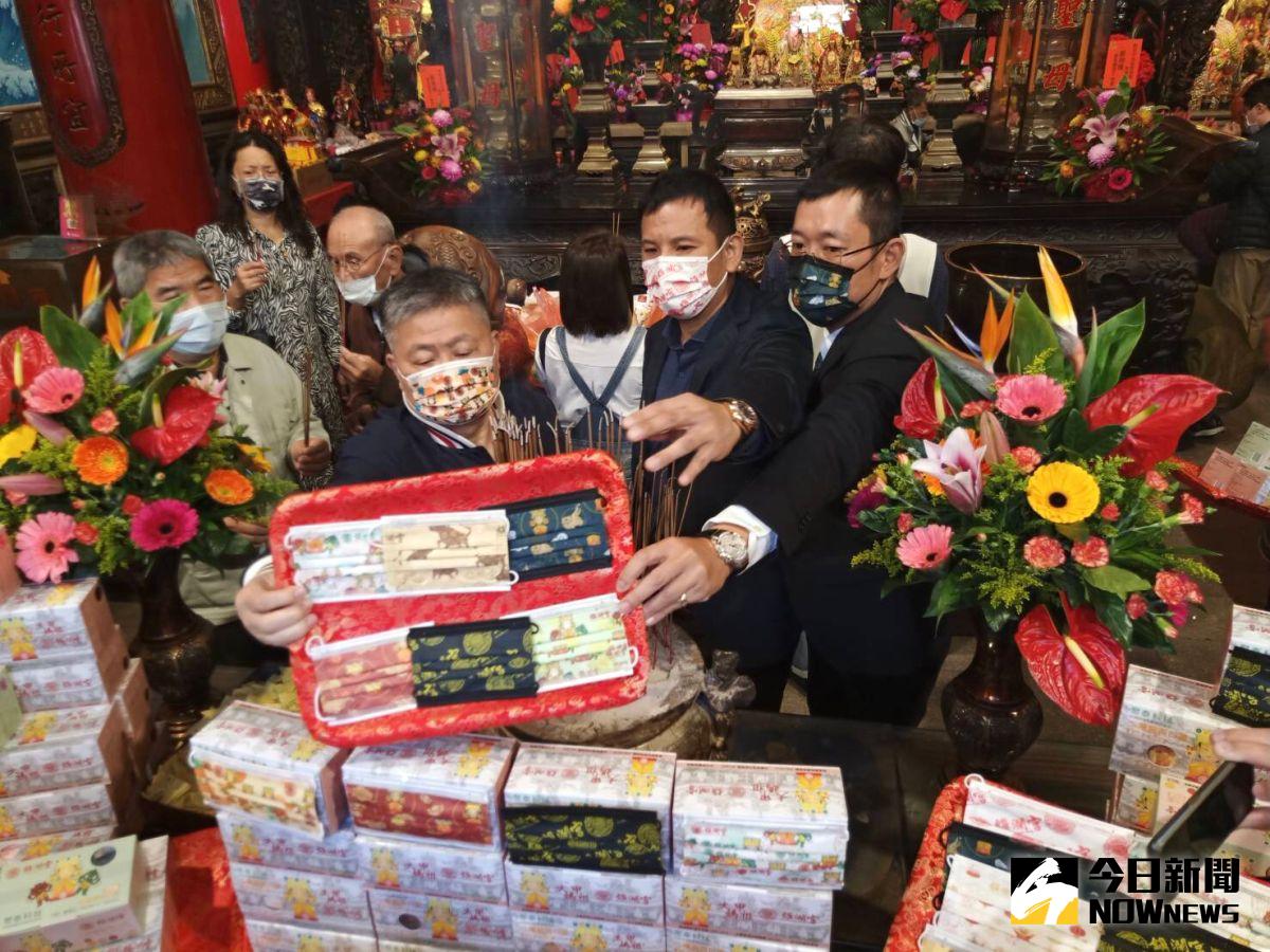 ▲凱馺國際與大甲鎮瀾宮聯名口罩，今天舉行過火加持後，立即捐出萬片助桃園防疫。（圖／記者金武鳳攝，2021.2.3)
