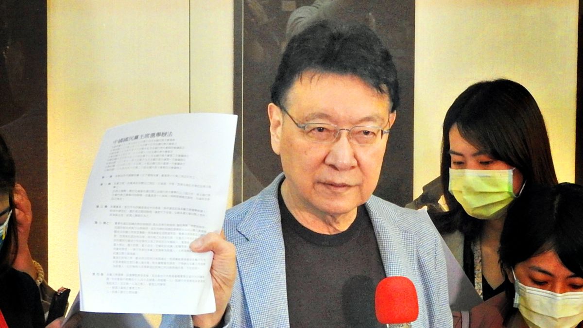 ▲趙少康至今只取得參選主席的「半張」門票，如果湊不齊完整的一張票，趙最後仍無緣參加今年的黨主席選舉。圖為趙少康出示國民黨主席選舉辦法。（圖／記者陳弘志攝，2021.2.3）