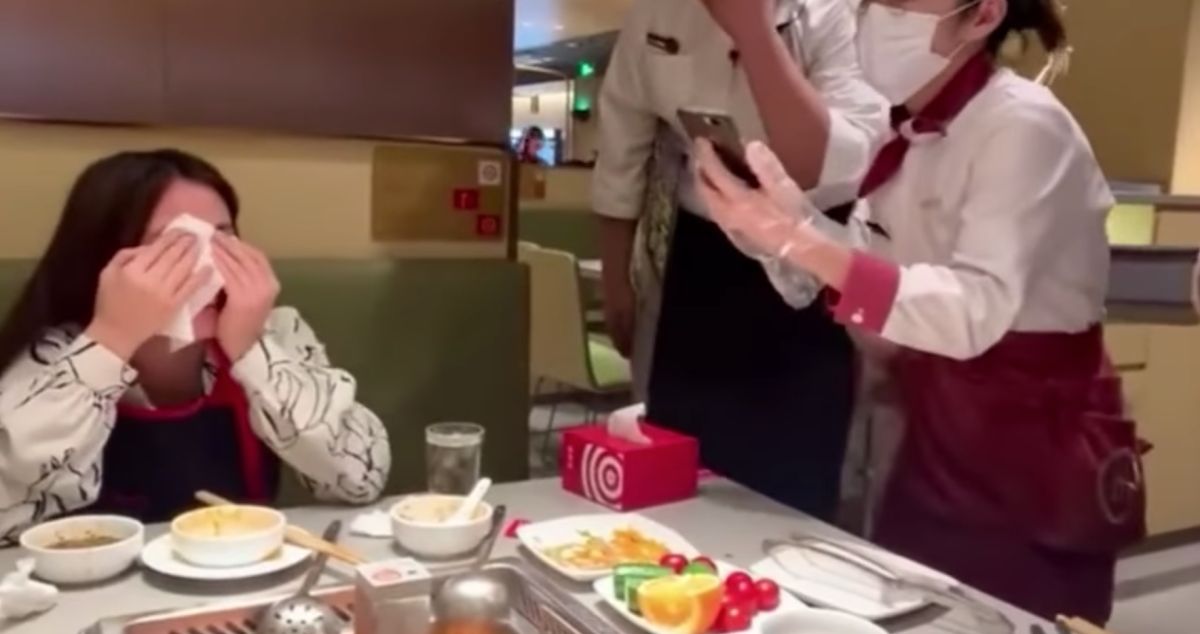 ▲失戀女被海底撈店員圍繞唱「分手快樂」安慰，場面十分溫馨而尷尬。（圖／翻攝自《爆廢公社二館》臉書）