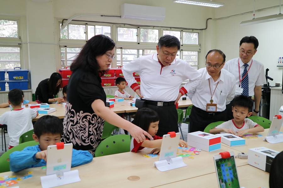 ▲日新國小學生以實機操作學習運算思維及Coding的能力，臺北市長柯文哲(左二)、教育局長曾燦金(右二) 到場了解。（圖／資料照片）