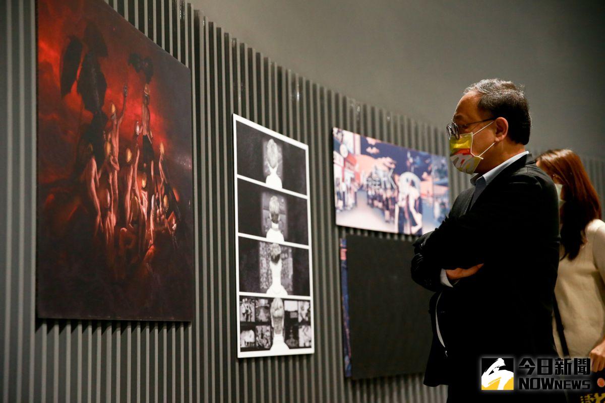 ▲高雄駁二特區推出「若水，如火，有聲：一個關於行動的展覽」高雄市副市長史哲今天在參觀後提醒大家「不能放棄，不能忘記」。（圖／陳美嘉攝，2021.02.03）