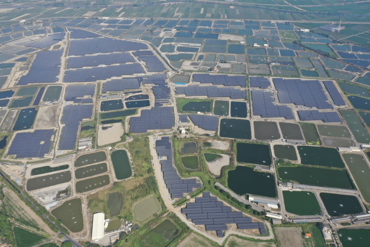 ▲圖為大亞子公司「心忠電業」在去年(2020)於台南學甲建置的76MW國內首座獲准私人大型土地變更地面型太陽能電廠。（圖／大亞提供）