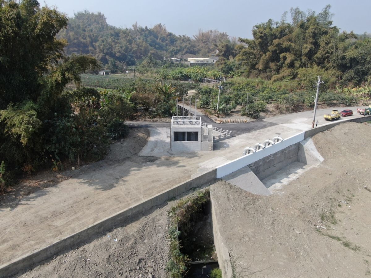 ▲高市水利局表示，新建月世界抽水平台工程抽水量可達1.8cms，大幅降低月世界積淹水情形。（圖／高市府水利局提供）