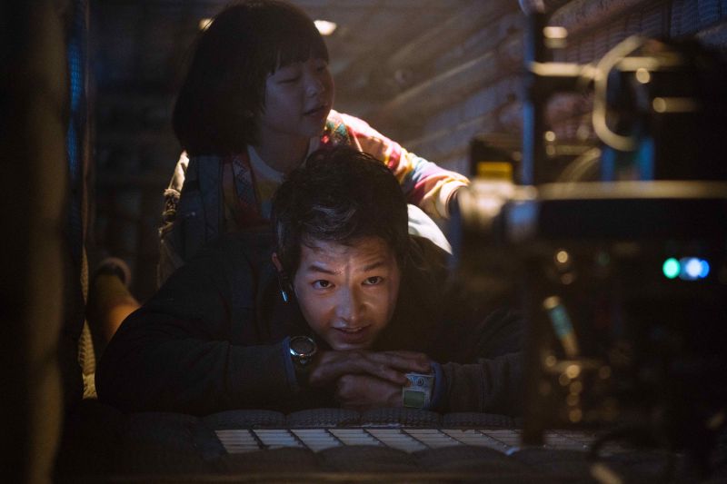 ▲宋仲基(下)出道以來首次演爸爸角色。(圖/Netflix)