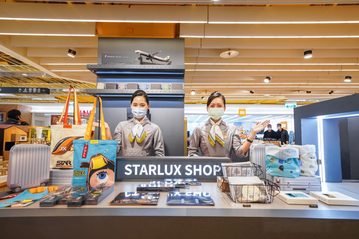 ▲為與民眾有更多交流機會，星宇航空周邊商品專賣店「星宇小舖」今（ 3 ）日三創生活園區開設快閃門市，現場販售逾 50 件熱門商品。（圖／星宇航空）