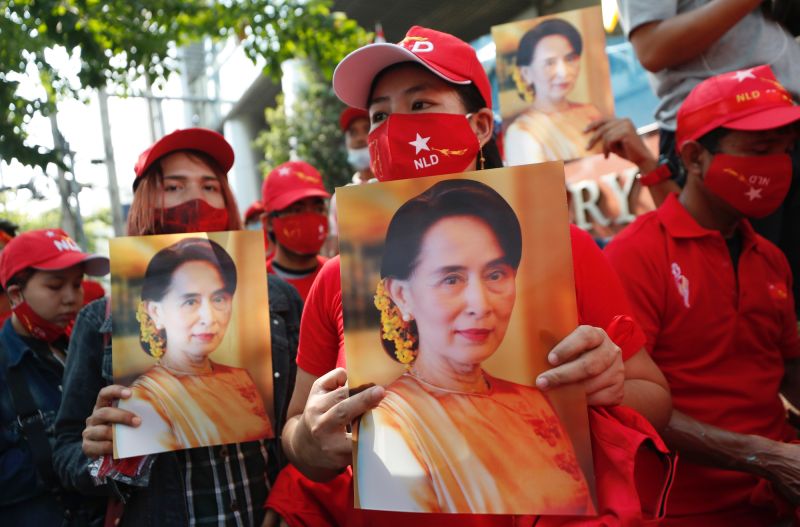 ▲翁山蘇姬被軍方拘捕後，在泰國的緬甸僑民聚集在緬駐泰大使館前抗議、聲援翁山蘇姬及全國民主聯盟。（圖／美聯社／達志影像）