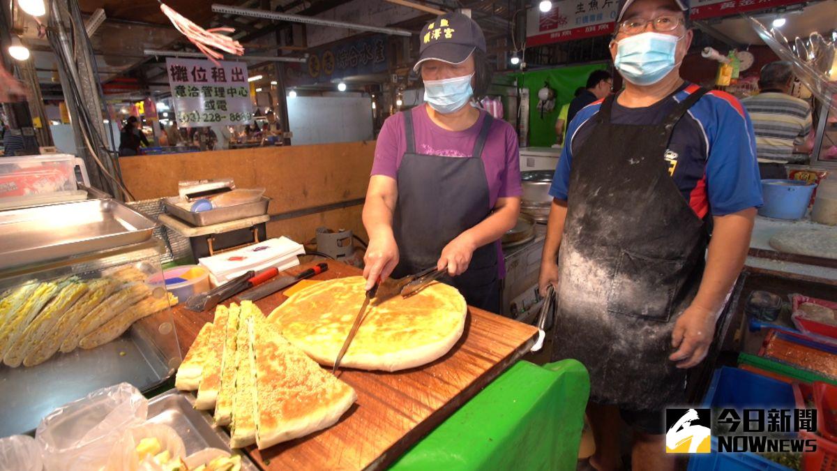 ▲李大哥夫妻兩因為SARS疫情衝擊，從便當店老闆轉行成大餅師傅。李大哥說，做這個比做便當辛苦多了。（圖／記者李春台攝）