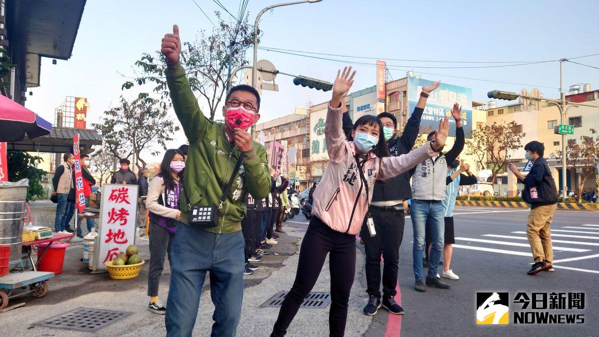 ▲黃捷今（4）日早上7點繼續站路口拜票。（圖／記者鄭婷襄攝）