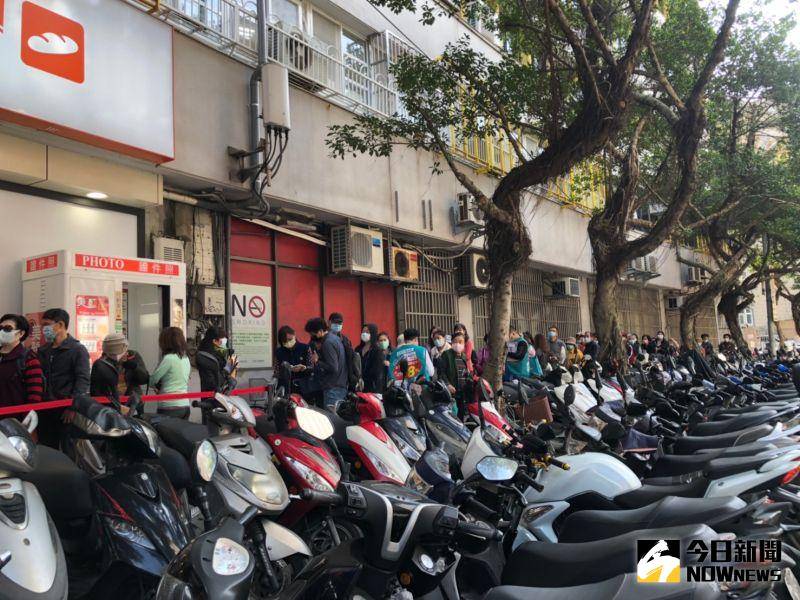 ▲家樂福併頂好的改裝超市全新開幕,一早就湧現百人排隊潮。(圖/記者劉雅文拍攝)