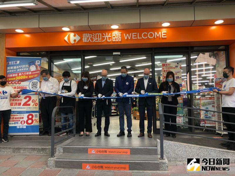 ▲家樂福併頂好的改裝超市全新開幕,一早就湧現百人排隊潮,家樂福總經理王俊超也親臨現場進行開幕剪綵。(圖/記者劉雅文拍攝)