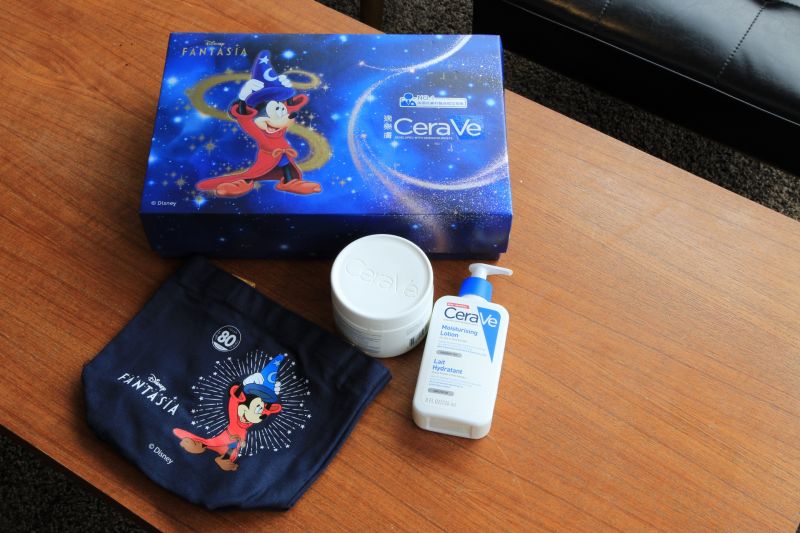 ▲CeraVe近期與迪士尼攜手，聯名推出夢幻禮盒，以米奇幻想曲造型為主軸，藍色天空搭配點點星塵，讓人眼睛為之一亮。（圖／NOWnews）