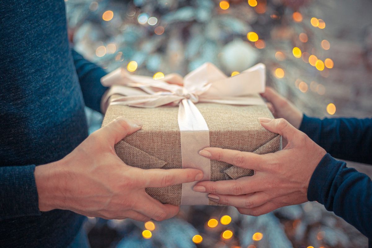 ▲有網友求助問「過年實用派的禮盒？」貼文一出立即引起熱烈討論。（示意圖／翻攝自pixabay ）