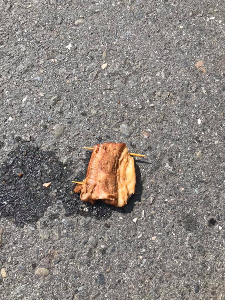 ▲網友分享自己在路邊看到一塊真的爌肉。(圖/爆廢工社二館)
