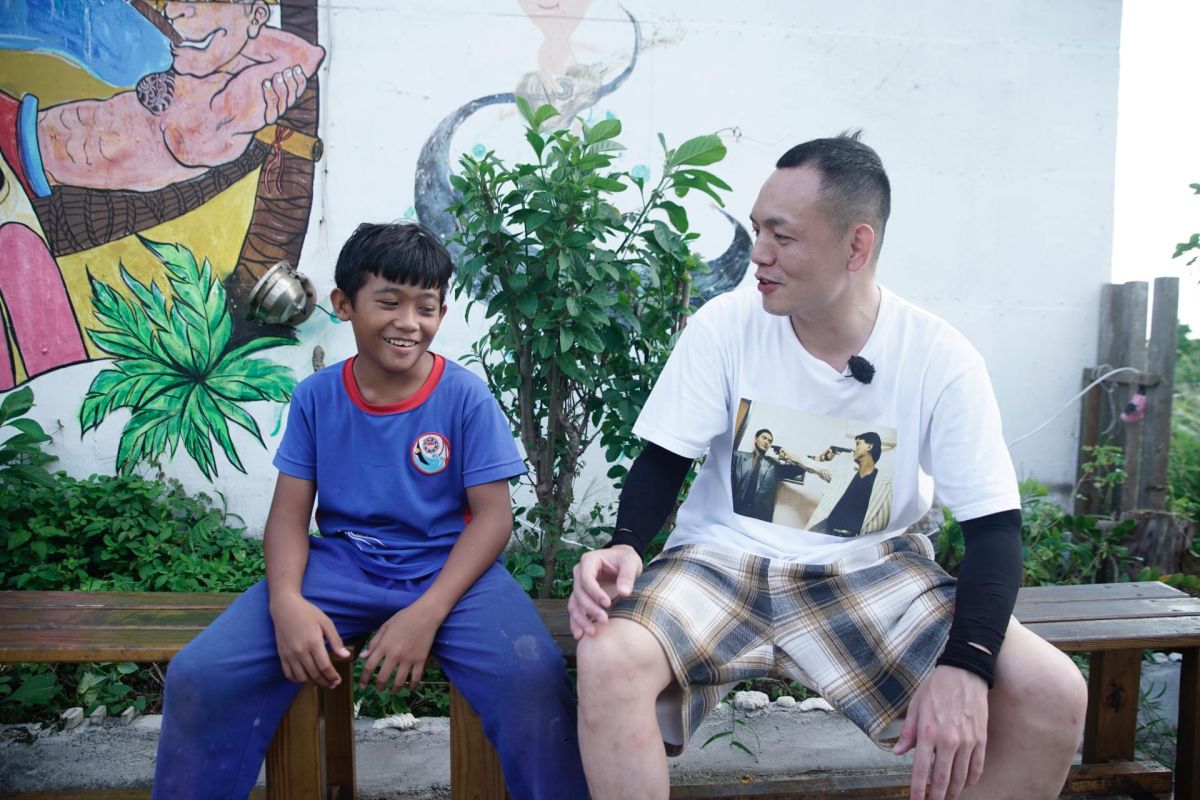 ▲玖壹壹春風（右）真的去接家旭下課，還親自寫了手舉牌。（圖／混血兒娛樂提供）