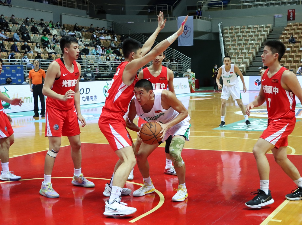 ▲光復球員祭出強硬防守，捍衛禁區。（圖／名衍行銷提供）