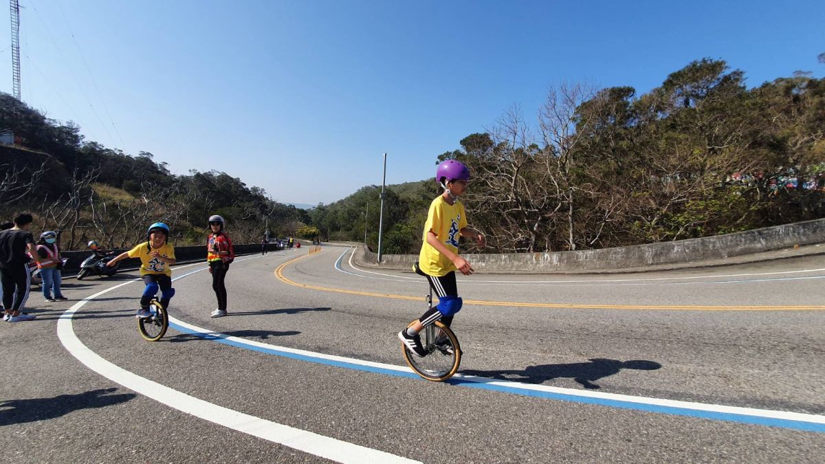 ▲德化國小專屬的鐵人三項競賽，騎獨輪車上鐵砧山(圖／教育局提供2021.2.4)