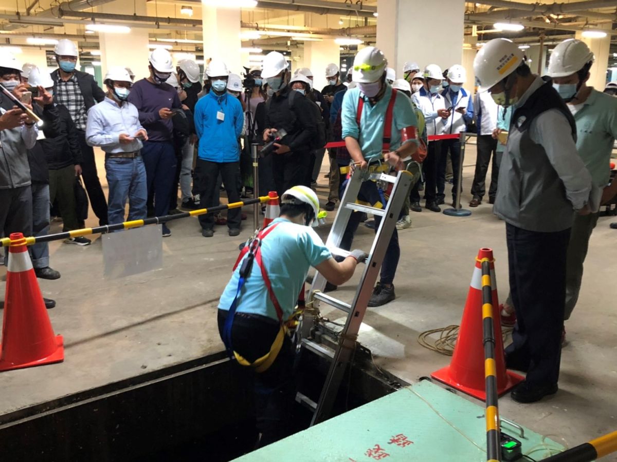 ▲勞動部與北市府合作辦理「局限空間預防示範防災演練」觀摩會。圖為入槽作業演練。（圖／職安署提供）