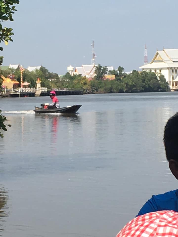 ▲近日，一名泰國網友貼出數張Foodpanda外送員在邦帕空河「水上送貨」照片，被臉書網友瘋傳，這幅景象讓許多網友嘖嘖稱奇。(圖|Pradit
