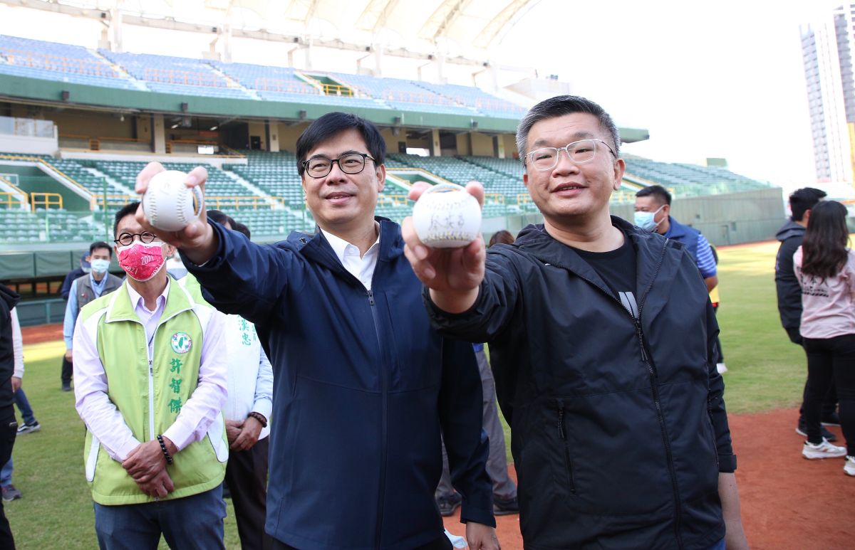 ▲高雄市長陳其邁（左）與中華職棒聯盟會長蔡其昌（右）共同宣布，今年中職28場賽事將在澄清湖球場舉行，在落實防疫前提下，歡迎民眾踴躍入場觀賽。（圖／高雄市政府提供）