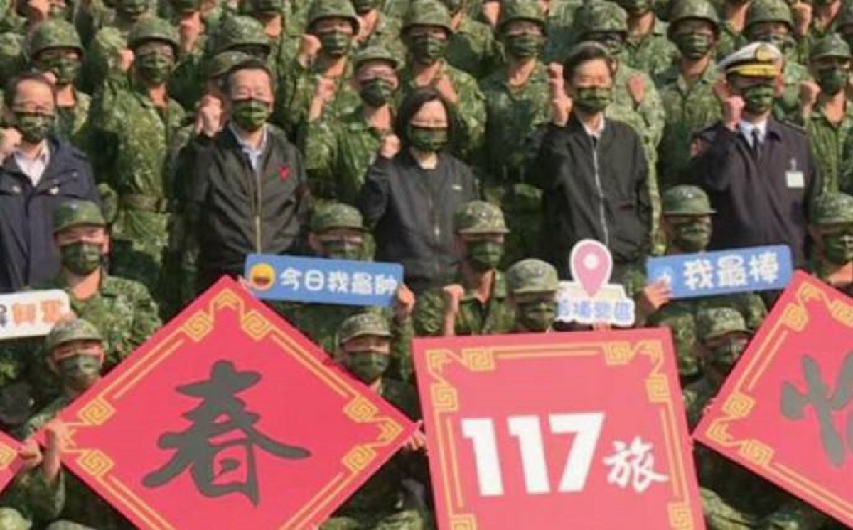 ▲蔡英文總統今天先後前往高雄視導「陸軍步兵第117旅」、「空軍防空暨飛彈第612營第1連」及「陸軍裝甲第564旅」，感謝國軍守護國防安全的貢獻與付出。(圖／總統府提供)