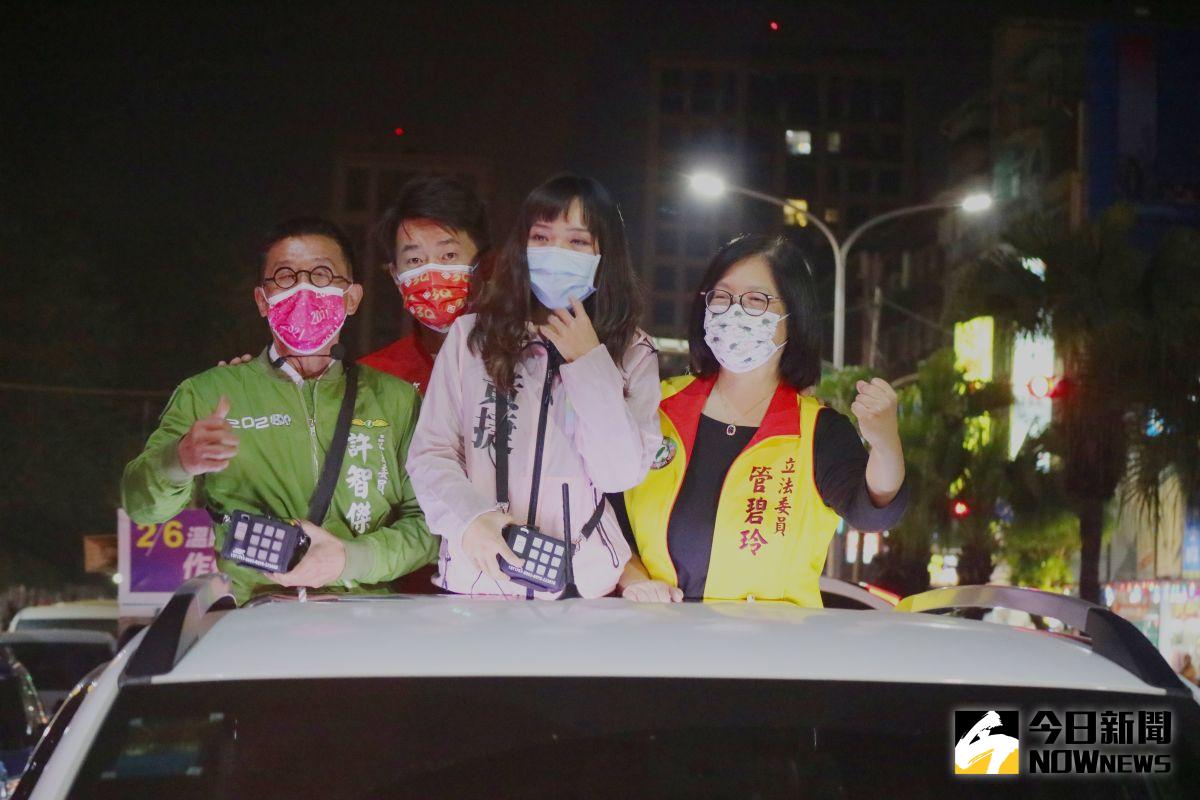 ▲陳柏惟今（4）天回到高雄，和民進黨立委許智傑、管碧玲陪黃捷一起車掃。（圖／記者鄭婷襄攝）