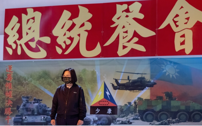 ▲蔡英文總統前往高雄地區視導部隊，所視導的564旅又稱為「少康部隊」，巧妙形成與「少康」字樣同框。（圖／總統府提供）