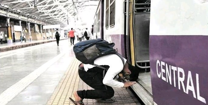 ▲印度一位上班族對火車「下跪磕頭」，照片曝光後引發熱議。（圖／翻攝自@Madan_Chikna的推特）