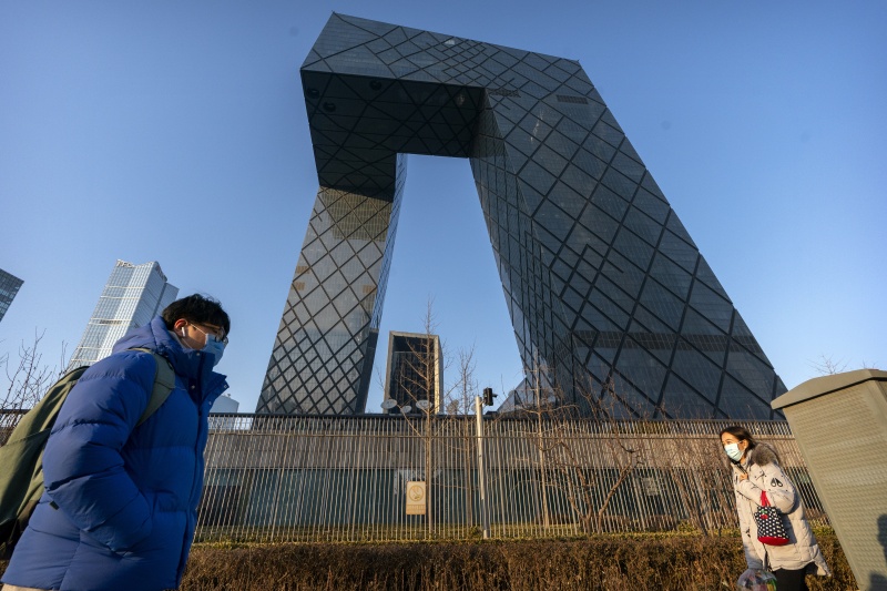 ▲中國官媒中國《環球電視網》（CGTN）於當地時間20日在英國落地復播。圖為近日行人走過中國《央視》位於北京總部前的照片，《環球電視網》則為《央視》於海外的國際頻道。（圖／美聯社／達志影像）