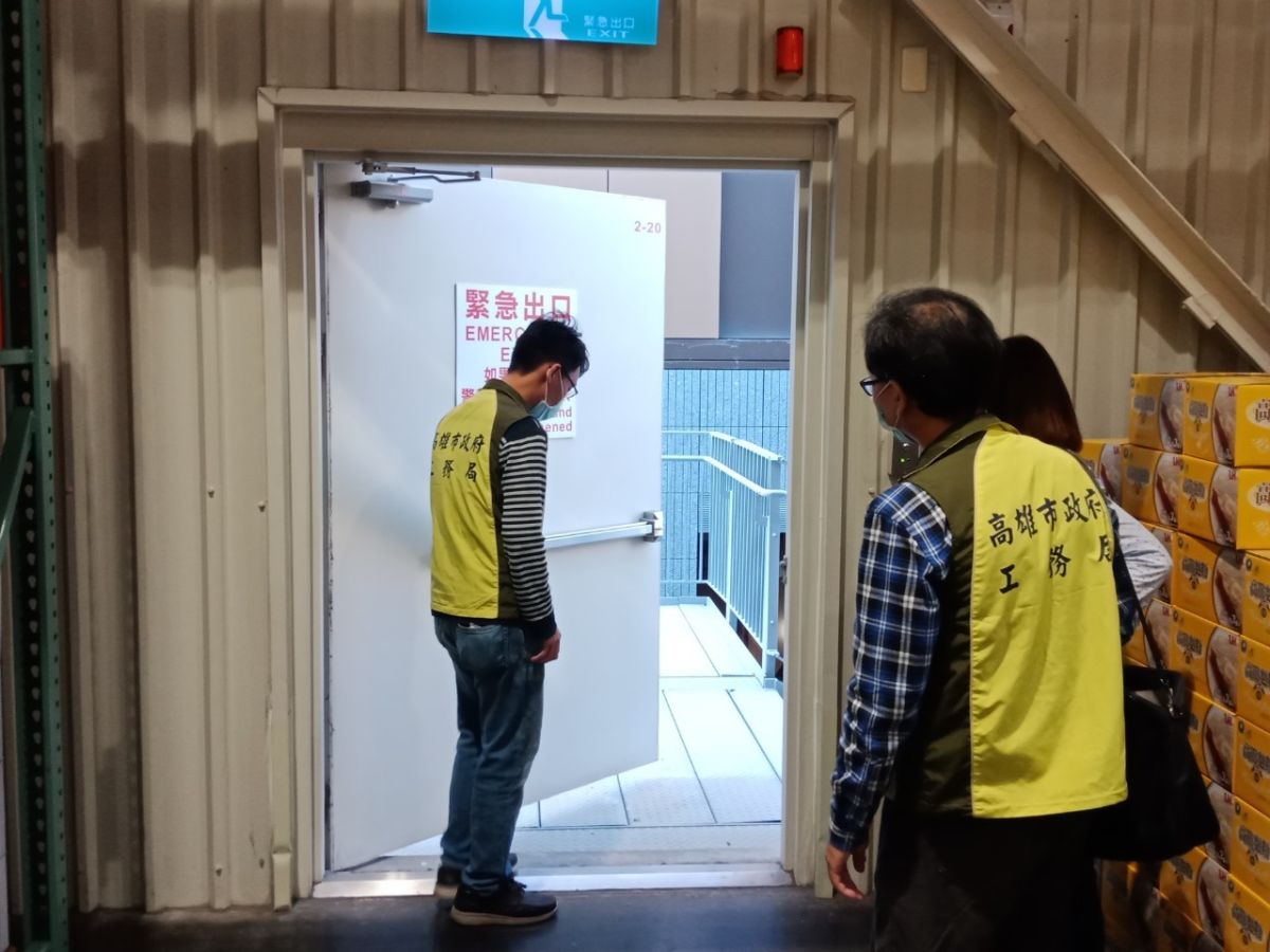 ▲高市工務局在春節前加強百貨商場安檢，如有重大違規情節者將依建築法規定處罰，若持續累犯將處以業者或使用人6至30萬元罰鍰至改善為止。（圖／高市府提供）