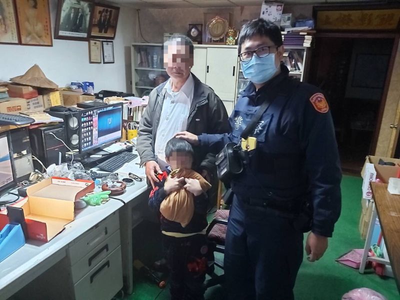 離家老翁巷口偷看金孫 巡邏警起疑上前盤查 團圓了!