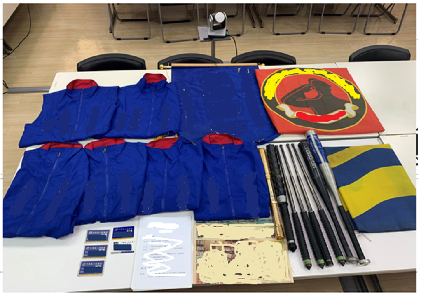 ▲中警掃蕩黑幫，搜出旗幟、棍棒等物(圖/記者鄧力軍翻攝  )