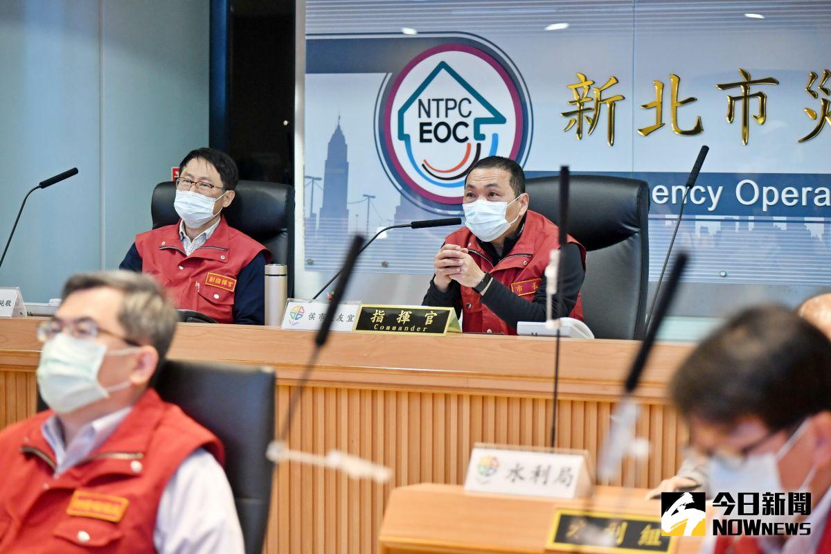 ▲侯友宜指示衛生局盤點轄內醫院，除設置防疫特別門診外，加強急診就診分流，及運用戶外採檢站，降低傳播風險，保障民眾健康。（圖/記者陳志仁攝，2021.02.05）