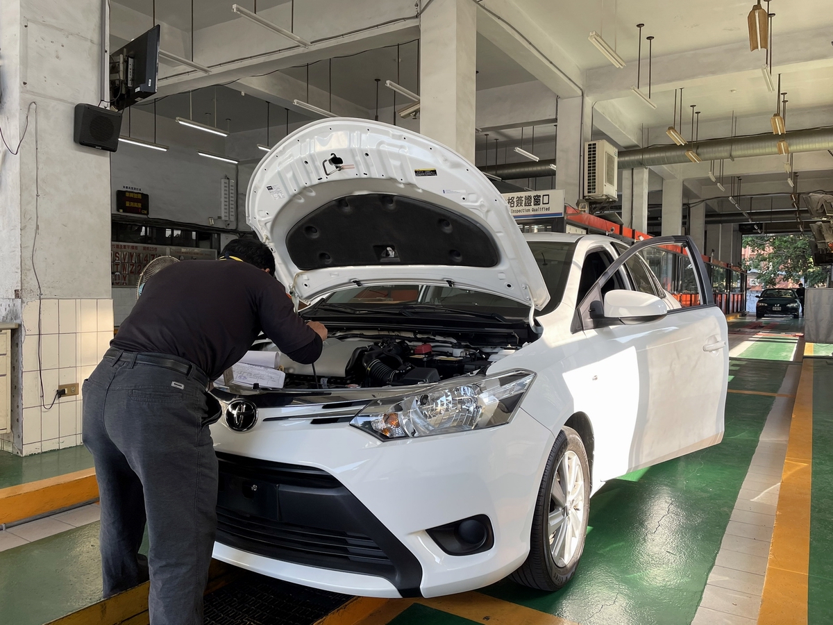 ▲開車族看過來！根據交通部發布最新「自用小客車使用狀況調查報告」顯示，每年平均用於停車、加油、保養等維修總支出需要8.6萬元。（資料照片／屏東監理站提供, 2021.02.05）