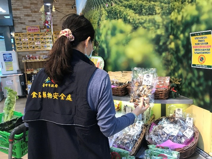 ▲中市食品藥物安全處抽驗各類春節應景食材及食品(圖／食安處提供2021.2.5)