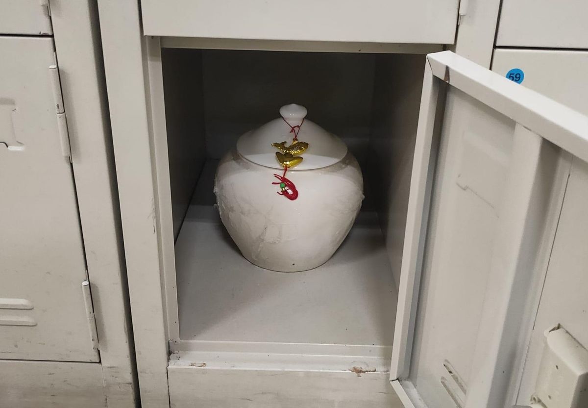 ▲有網友公司贈送雞湯並放在個人置物櫃中，不料員工一看卻發現意外撞臉骨灰罈。（圖／翻攝自臉書社團《爆廢1公社》）