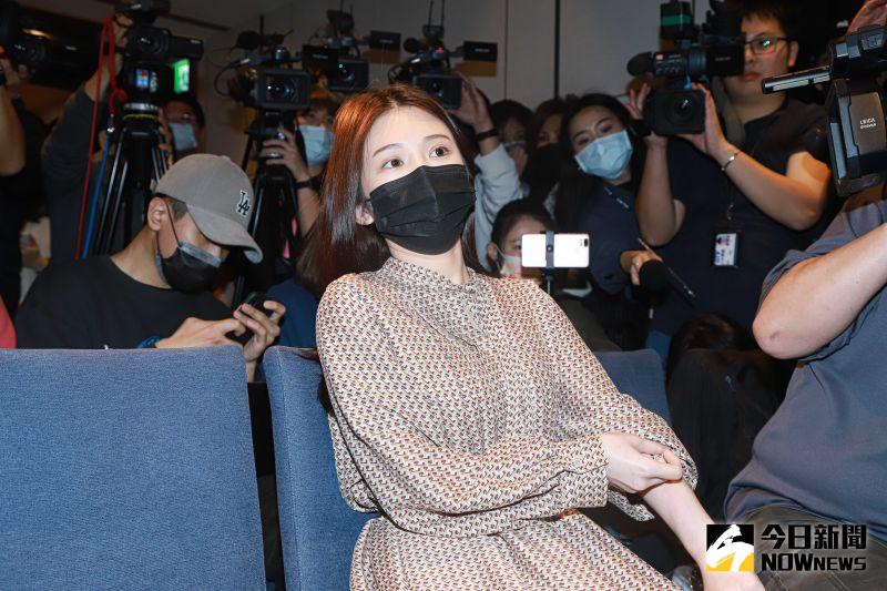 ▲雞排妹現身翁立友聲明會。(圖/記者葉政勳攝