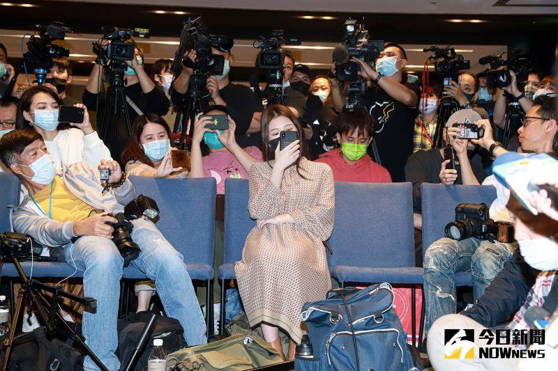 ▲雞排妹現身翁立友聲明會。(圖/記者葉政勳攝