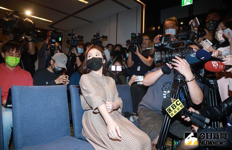 ▲雞排妹現身翁立友聲明會。(圖/記者葉政勳攝