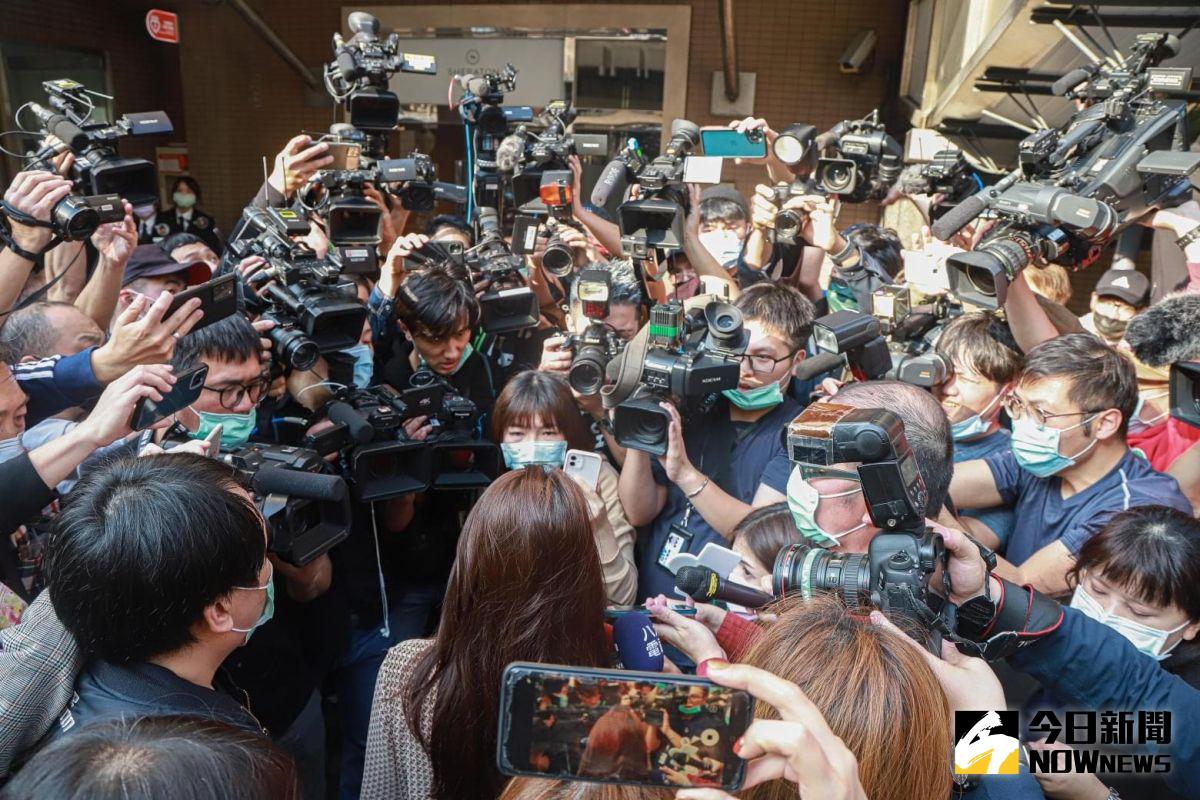 ▲翁立友記者會結束，雞排妹才鬆口受訪。（圖／記者葉政勳攝 , 2021.02.05）