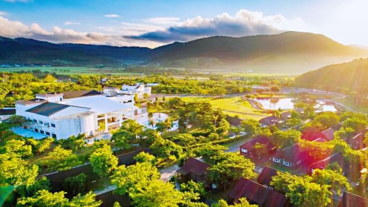 ▲「小墾丁渡假村」有全台唯一星野村，可在園區內欣賞流星雨；秋冬候鳥過境高峰期，隨時可見紅尾伯勞的芳蹤。（圖／小墾丁渡假村提供）