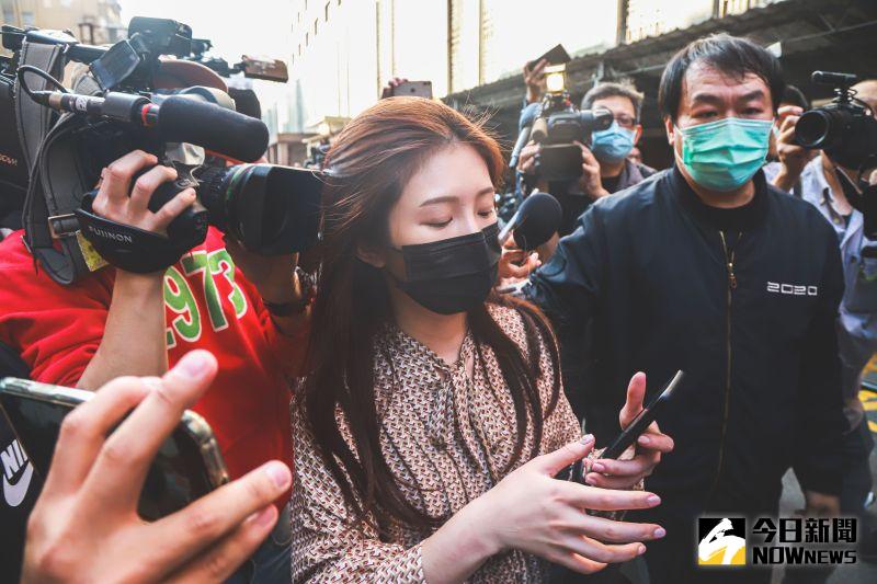 ▲雞排妹快步離開翁立友記者會現場,並大罵為什麼翁立友不敢和她對話。(圖/記者葉政勳攝