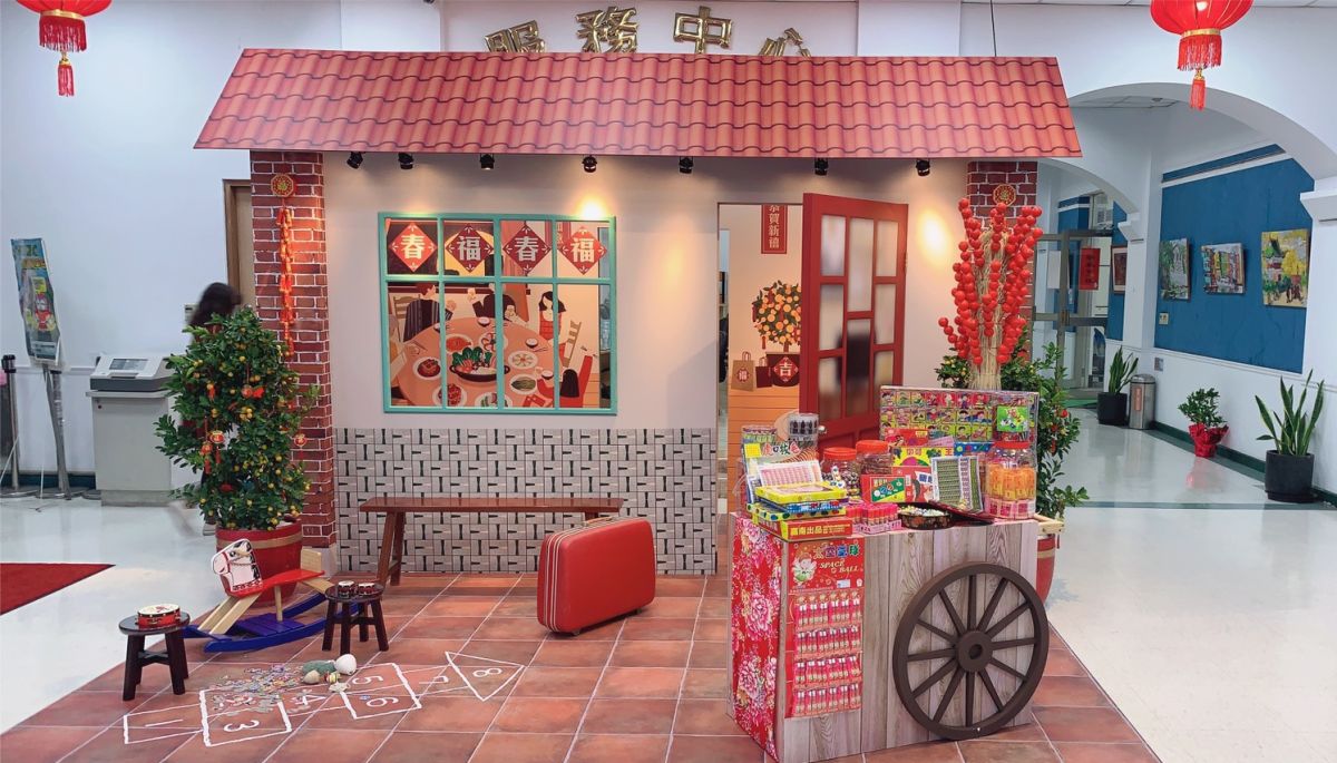 ▲洽公民眾最近走進市府大門都驚呼連連，從客廳、餐廳、長條木椅、復古皮箱等意像陳設，塑造出濃厚的年味。（圖/基隆市政府提供）