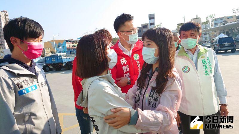 ▲台北市議員林穎孟給好姊妹黃捷一個擁抱，替她打氣、給她溫暖。（圖／記者鄭婷襄攝）