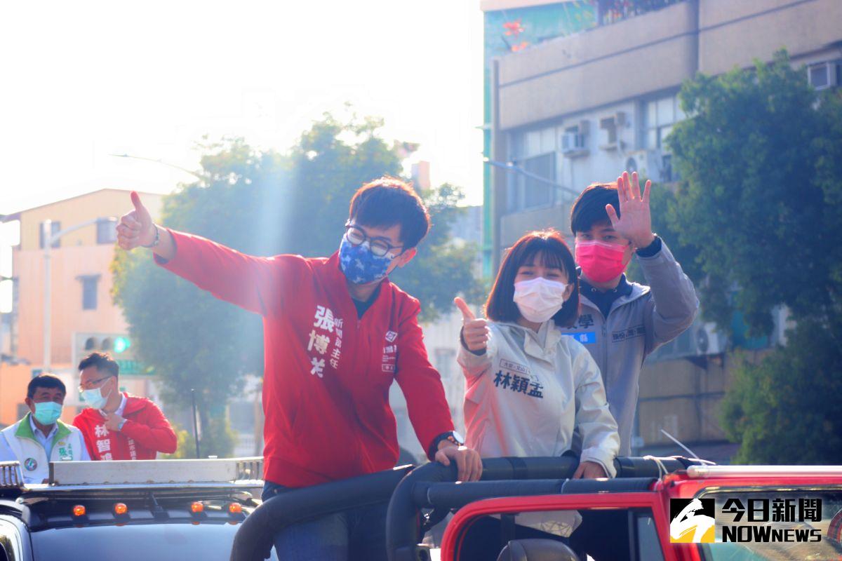 ▲台灣基進新聞部主任張博洋、台北市議員林穎孟、苗栗縣議員曾玟學，昨（5）日下午陪黃捷車掃，爭取鳳山選民支持。（圖／記者鄭婷襄攝）